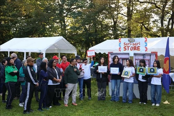 Sôi động ngày hội thể thao và gia đình ASEAN tại Geneva. Hình ảnh, Đại sứ các nước ASEAN tham gia trò chơi tại ngày hội.(Nguồn: TTXVN) Sôi động ngày hội thể thao và gia đình ASEAN tại Geneva. Hình ảnh, Đại sứ các nước ASEAN tham gia trò chơi tại ngày hội.(Nguồn: TTXVN)