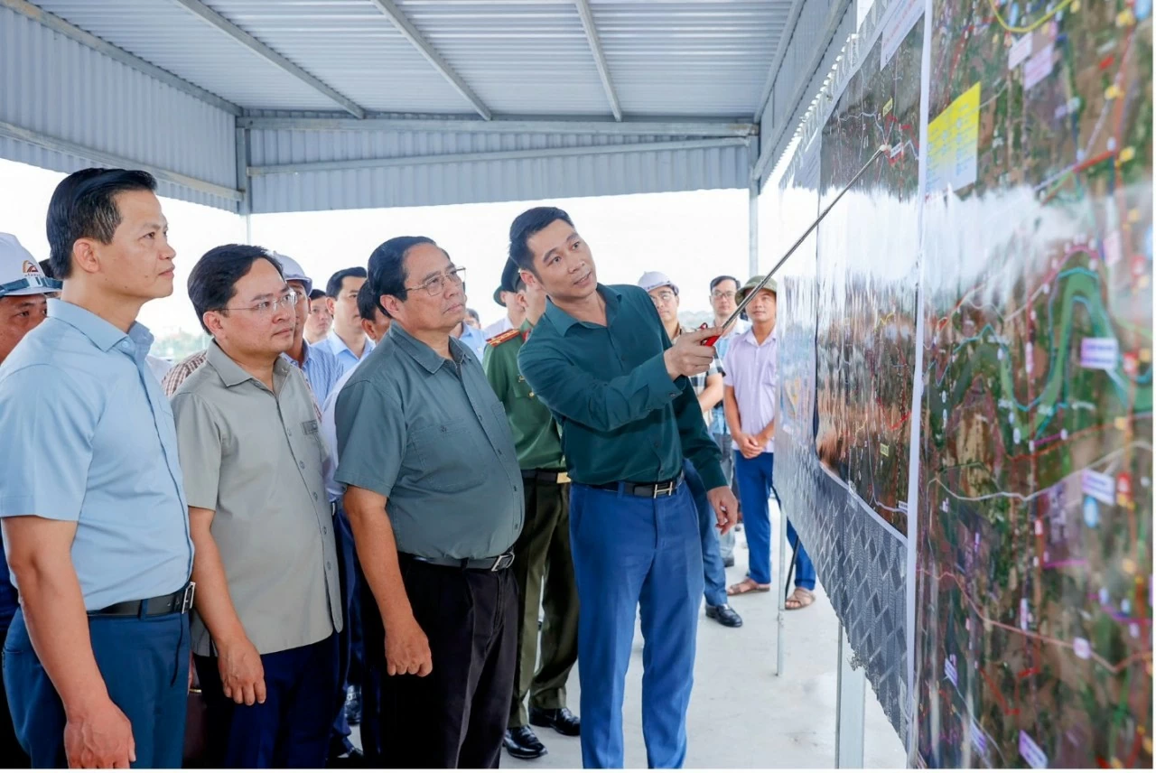 Thủ tướng Phạm Minh Chính nghe báo cáo tiến độ triển khai thực hiện dự án đầu tư xây dựng đường Vành đai 4-Vùng Thủ đô Hà Nội đoạn qua tỉnh Bắc Ninh - Ảnh: VGP/Nhật Bắc Thủ tướng Phạm Minh Chính nghe báo cáo tiến độ triển khai thực hiện dự án đầu tư xây dựng đường Vành đai 4-Vùng Thủ đô Hà Nội đoạn qua tỉnh Bắc Ninh - Ảnh: VGP/Nhật Bắc