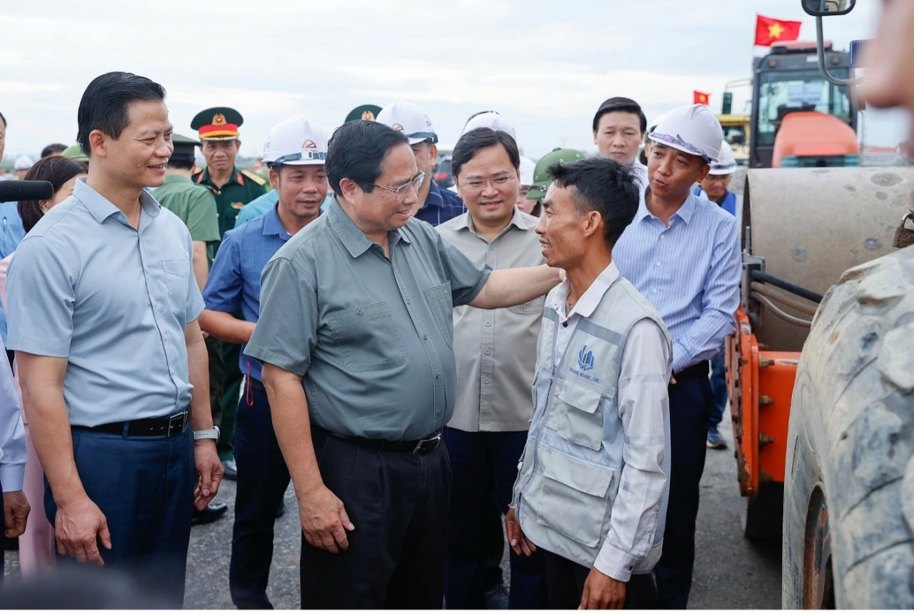 Thủ tướng động viên kỹ sư, công nhân trên công trường tại thị xã Thuận Thành - Ảnh: VGP/Nhật Bắc Thủ tướng động viên kỹ sư, công nhân trên công trường tại thị xã Thuận Thành - Ảnh: VGP/Nhật Bắc