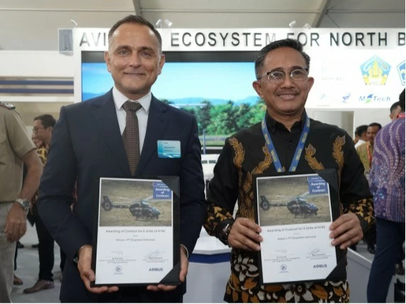 Giám đốc kinh doanh và phát triển của Airbus Helicopters Régis Antomarchi (trái) và giám đốc thương mại, công nghệ và phát triển của PT Dirgantara Indonesia M. Arif Faisal cùng các văn bản đã ký bên lề Triển lãm hàng không quốc tế Bali ở Badung, Bali, vào ngày 18/9. (Nguồn: Airbus)