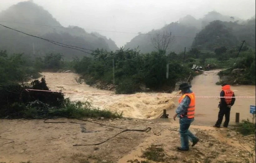 Sơn La: Tích cực tìm kiếm 2 người bị nước cuốn trôi ở Mộc Châu. Hình ảnh trên là Khu vực cầu tràn 2 người đi qua bị nước cuốn trôi. (Nguồn: Báo Sơn La) Sơn La: Tích cực tìm kiếm 2 người bị nước cuốn trôi ở Mộc Châu. Hình ảnh trên là Khu vực cầu tràn 2 người đi qua bị nước cuốn trôi. (Nguồn: Báo Sơn La)