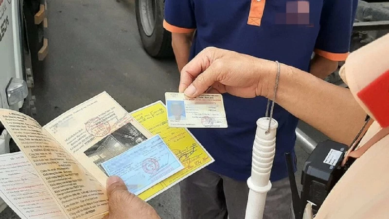 Đề xuất 8 trường hợp thu hồi giấy phép lái xe từ 01/01/2025 Bộ Giao thông vận tải hiện đang lấy ý kiến với Dự thảo Thông tư quy định về đào tạo, sát hạch, cấp, thu hồi giấy phép lái xe; cấp, sử dụng giấy phép lái xe quốc tế; kiểm tra, cấp chứng chỉ bồi dưỡng kiến thức pháp luật về giao thông đường bộ. Dự thảo Thông tư này dự kiến sẽ áp dụng từ 01/01/2025, bãi bỏ Thông tư 12/2017/TT-BGTVT, Thông tư 38/2019/TT-BGTVT. Tại Điều 44 Dự thảo Thông tư, các trường hợp thu hồi Giấy phép lái xe bao gồm: - Người lái xe có hành vi gian dối để được cấp giấy phép lái xe; - Người lái xe tẩy, xóa, làm sai lệch các thông tin trên giấy phép lái xe; - Để người khác sử dụng giấy phép lái xe của mình; - Cơ quan có thẩm quyền cấp cho người không đủ điều kiện; - Thông qua việc khám sức khỏe Cơ quan có thẩm quyền xác định trong cơ thể người lái xe có chất ma túy (trừ các hành vi xử lý theo quy định tại điểm c và điểm d khoản 10 Điều 5; điểm h và điểm i khoản 8 Điều 6 Nghị định 100/2019/NĐ-CP). - Người được cấp giấy phép lái xe không đủ điều kiện sức khỏe theo kết luận của cơ sở khám chữa bệnh đối với từng hạng giấy phép lái xe; - Giấy phép lái xe được cấp sai quy định; - Giấy phép lái xe đã quá thời hạn tạm giữ hoặc hết thời hiệu thi hành quyết định xử phạt theo quy định của pháp luật về xử lý vi phạm hành chính nếu người vi phạm không đến nhận mà không có lý do chính đáng. Cơ quan có thẩm quyền cấp giấy phép lái xe thực hiện thu hồi theo trình tự sau: - Thủ trưởng cơ quan có thẩm quyền cấp giấy phép lái xe ra quyết định thu hồi và hủy bỏ giấy phép lái xe. Nội dung của quyết định nêu rõ lý do thu hồi và hủy bỏ; - Trong thời hạn 05 ngày làm việc kể từ ngày nhận được Quyết định thu hồi giấy phép lái xe, người lái xe phải nộp giấy phép lái xe bị thu hồi đến cơ quan thu hồi giấy phép lái xe và cơ quan có thẩm quyền cấp giấy phép lái xe có trách nhiệm thu hồi giấy phép lái xe đã cấp và hủy bỏ theo quy định; - Trường hợp cơ quan có thẩm quyền cấp giấy phép lái xe đã sáp nhập, chia, tách, giải thể, hết thẩm quyền cấp thì cơ quan có thẩm quyền thu hồi, hủy bỏ giấy phép lái xe là cơ quan đang quản lý sổ gốc cấp giấy phép lái xe. Giấy phép lái xe bị thu hồi trong các trường hợp: cấp sai do người lái xe có hành vi gian dối để được cấp giấy phép lái xe, cơ quan có thẩm quyền cấp cho người không đủ điều kiện, giấy phép lái xe đã quá thời hạn tạm giữ hoặc hết thời hiệu thi hành quyết định xử phạt vi phạm hành chính theo quy định của pháp luật về xử lý vi phạm hành chính nếu người vi phạm không đến nhận mà không có lý do chính đáng thì không có giá trị sử dụng, Cơ quan quản lý giấy phép lái xe cập nhật dữ liệu về hành vi vi phạm trên hệ thống thông tin giấy phép lái xe kể từ ngày phát hiện hành vi vi phạm; ngoài ra, người có hành vi vi phạm phải chịu trách nhiệm trước pháp luật và không được cấp giấy phép lái xe trong thời hạn 05 năm, kể từ ngày phát hiện hành vi vi phạm; nếu có nhu cầu cấp lại giấy phép lái xe phải học và sát hạch lại như trường hợp cấp giấy phép lái xe lần đầu. Đề xuất 8 trường hợp thu hồi giấy phép lái xe từ 01/01/2025 Bộ Giao thông vận tải hiện đang lấy ý kiến với Dự thảo Thông tư quy định về đào tạo, sát hạch, cấp, thu hồi giấy phép lái xe; cấp, sử dụng giấy phép lái xe quốc tế; kiểm tra, cấp chứng chỉ bồi dưỡng kiến thức pháp luật về giao thông đường bộ. Dự thảo Thông tư này dự kiến sẽ áp dụng từ 01/01/2025, bãi bỏ Thông tư 12/2017/TT-BGTVT, Thông tư 38/2019/TT-BGTVT. Tại Điều 44 Dự thảo Thông tư, các trường hợp thu hồi Giấy phép lái xe bao gồm: - Người lái xe có hành vi gian dối để được cấp giấy phép lái xe; - Người lái xe tẩy, xóa, làm sai lệch các thông tin trên giấy phép lái xe; - Để người khác sử dụng giấy phép lái xe của mình; - Cơ quan có thẩm quyền cấp cho người không đủ điều kiện; - Thông qua việc khám sức khỏe Cơ quan có thẩm quyền xác định trong cơ thể người lái xe có chất ma túy (trừ các hành vi xử lý theo quy định tại điểm c và điểm d khoản 10 Điều 5; điểm h và điểm i khoản 8 Điều 6 Nghị định 100/2019/NĐ-CP). - Người được cấp giấy phép lái xe không đủ điều kiện sức khỏe theo kết luận của cơ sở khám chữa bệnh đối với từng hạng giấy phép lái xe; - Giấy phép lái xe được cấp sai quy định; - Giấy phép lái xe đã quá thời hạn tạm giữ hoặc hết thời hiệu thi hành quyết định xử phạt theo quy định của pháp luật về xử lý vi phạm hành chính nếu người vi phạm không đến nhận mà không có lý do chính đáng. Cơ quan có thẩm quyền cấp giấy phép lái xe thực hiện thu hồi theo trình tự sau: - Thủ trưởng cơ quan có thẩm quyền cấp giấy phép lái xe ra quyết định thu hồi và hủy bỏ giấy phép lái xe. Nội dung của quyết định nêu rõ lý do thu hồi và hủy bỏ; - Trong thời hạn 05 ngày làm việc kể từ ngày nhận được Quyết định thu hồi giấy phép lái xe, người lái xe phải nộp giấy phép lái xe bị thu hồi đến cơ quan thu hồi giấy phép lái xe và cơ quan có thẩm quyền cấp giấy phép lái xe có trách nhiệm thu hồi giấy phép lái xe đã cấp và hủy bỏ theo quy định; - Trường hợp cơ quan có thẩm quyền cấp giấy phép lái xe đã sáp nhập, chia, tách, giải thể, hết thẩm quyền cấp thì cơ quan có thẩm quyền thu hồi, hủy bỏ giấy phép lái xe là cơ quan đang quản lý sổ gốc cấp giấy phép lái xe. Giấy phép lái xe bị thu hồi trong các trường hợp: cấp sai do người lái xe có hành vi gian dối để được cấp giấy phép lái xe, cơ quan có thẩm quyền cấp cho người không đủ điều kiện, giấy phép lái xe đã quá thời hạn tạm giữ hoặc hết thời hiệu thi hành quyết định xử phạt vi phạm hành chính theo quy định của pháp luật về xử lý vi phạm hành chính nếu người vi phạm không đến nhận mà không có lý do chính đáng thì không có giá trị sử dụng, Cơ quan quản lý giấy phép lái xe cập nhật dữ liệu về hành vi vi phạm trên hệ thống thông tin giấy phép lái xe kể từ ngày phát hiện hành vi vi phạm; ngoài ra, người có hành vi vi phạm phải chịu trách nhiệm trước pháp luật và không được cấp giấy phép lái xe trong thời hạn 05 năm, kể từ ngày phát hiện hành vi vi phạm; nếu có nhu cầu cấp lại giấy phép lái xe phải học và sát hạch lại như trường hợp cấp giấy phép lái xe lần đầu.