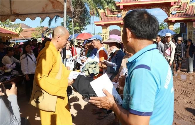 Ấm lòng tình cảm người Việt dành cho người dân vùng lũ khu vực Bắc Lào Ấm lòng tình cảm người Việt dành cho người dân vùng lũ khu vực Bắc Lào