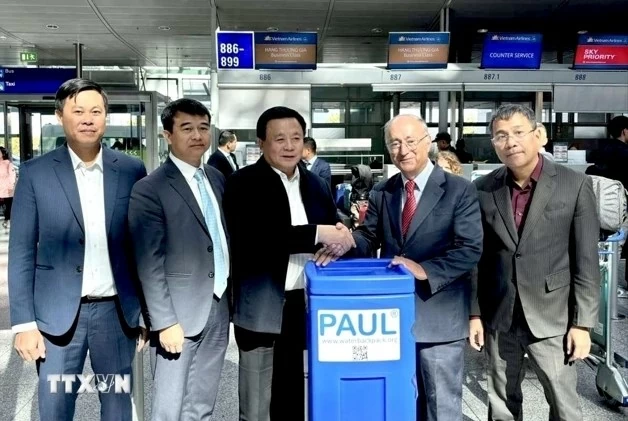 Chủ tịch Tổ chức Hỗ trợ Đại học Thế giới Đức (WUS), Tiến sỹ Kambiz Ghawami trao tượng trưng máy lọc nước PAUL, của CHLB Đức gửi tặng người dân bị ảnh hưởng cơn bão số 3. (Ảnh: TTXVN) Chủ tịch Tổ chức Hỗ trợ Đại học Thế giới Đức (WUS), Tiến sỹ Kambiz Ghawami trao tượng trưng máy lọc nước PAUL, của CHLB Đức gửi tặng người dân bị ảnh hưởng cơn bão số 3. (Ảnh: TTXVN)