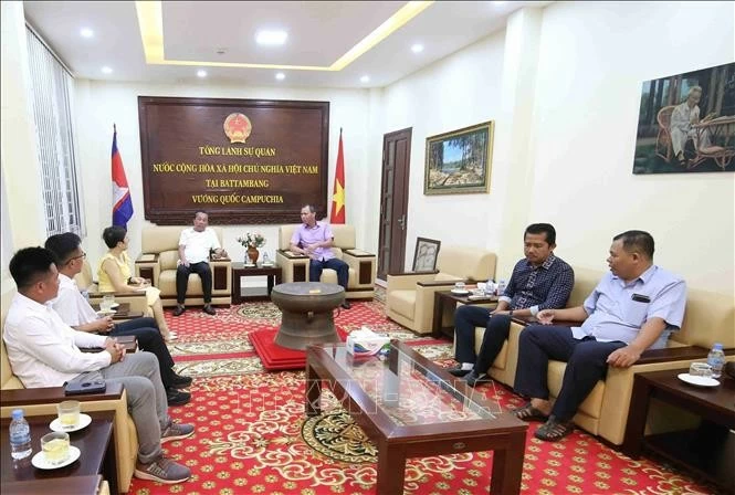 Tìm giải pháp hỗ trợ con em người gốc Việt trên Biển Hồ Tonle Sap Tìm giải pháp hỗ trợ con em người gốc Việt trên Biển Hồ Tonle Sap