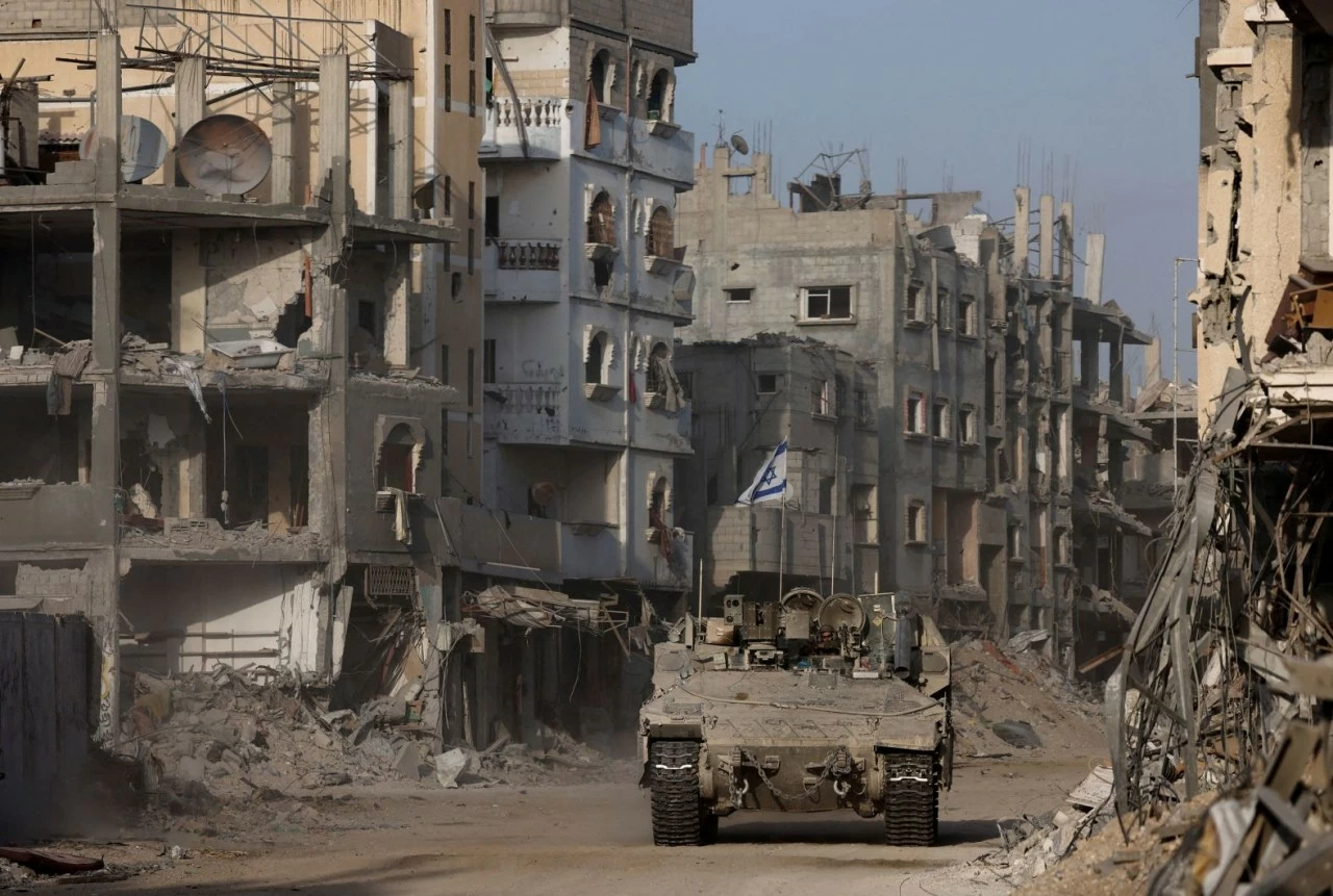 Chiếc xe bọc thép của Israel chạy qua các tòa nhà bị hư hại ở Gaza, ngày 13/9. Chiến sự Israel-Hamas nổ ra tại Dải Gaza của Palestine từ ngày 7/10/2023 tới nay vẫn chưa có dấu hiệu kết thúc, bất chấp nỗ lực kêu gọi ngừng bắn của cộng đồng quốc tế. (Nguồn: Reuters) Chiếc xe bọc thép của Israel chạy qua các tòa nhà bị hư hại ở Gaza, ngày 13/9. Chiến sự Israel-Hamas nổ ra tại Dải Gaza của Palestine từ ngày 7/10/2023 tới nay vẫn chưa có dấu hiệu kết thúc, bất chấp nỗ lực kêu gọi ngừng bắn của cộng đồng quốc tế. (Nguồn: