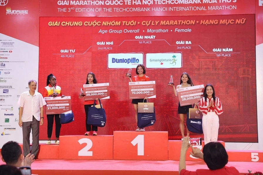 Nguyễn Thị Oanh xuất sắc phá kỷ lục tại giải Marathon quốc tế Hà Nội Techcombank mùa thứ 3 Nguyễn Thị Oanh xuất sắc phá kỷ lục tại giải Marathon quốc tế Hà Nội Techcombank mùa thứ 3