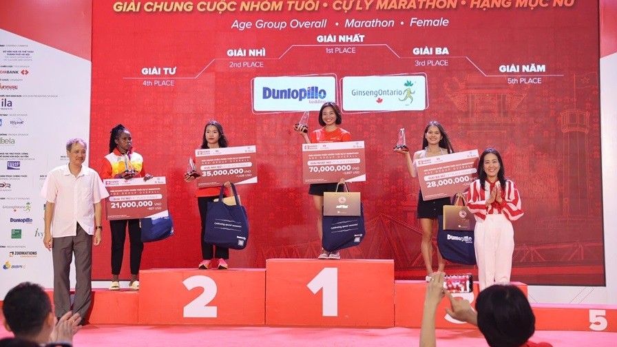 Nguyễn Thị Oanh xuất sắc phá kỷ lục tại giải Marathon quốc tế Hà Nội Techcombank mùa thứ 3