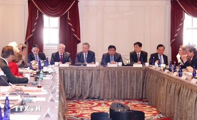 Tổng Bí thư, Chủ tịch nước Tô Lâm phát biểu tại Tọa đàm Tăng cường hợp tác Việt Nam-Hoa Kỳ trong phát triển ngành công nghiệp bán dẫn và trí tuệ nhân tạo. Tổng Bí thư, Chủ tịch nước Tô Lâm phát biểu tại Tọa đàm Tăng cường hợp tác Việt Nam-Hoa Kỳ trong phát triển ngành công nghiệp bán dẫn và trí tuệ nhân tạo.
