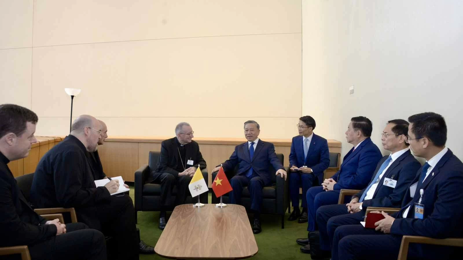 Tổng Bí thư, Chủ tịch nước Tô Lâm gặp Thủ tướng Tòa thánh Vatican, Hồng y Pietro Parolin. (Nguồn: TTXVN) Tổng Bí thư, Chủ tịch nước Tô Lâm gặp Thủ tướng Tòa thánh Vatican, Hồng y Pietro Parolin. (Nguồn: TTXVN)