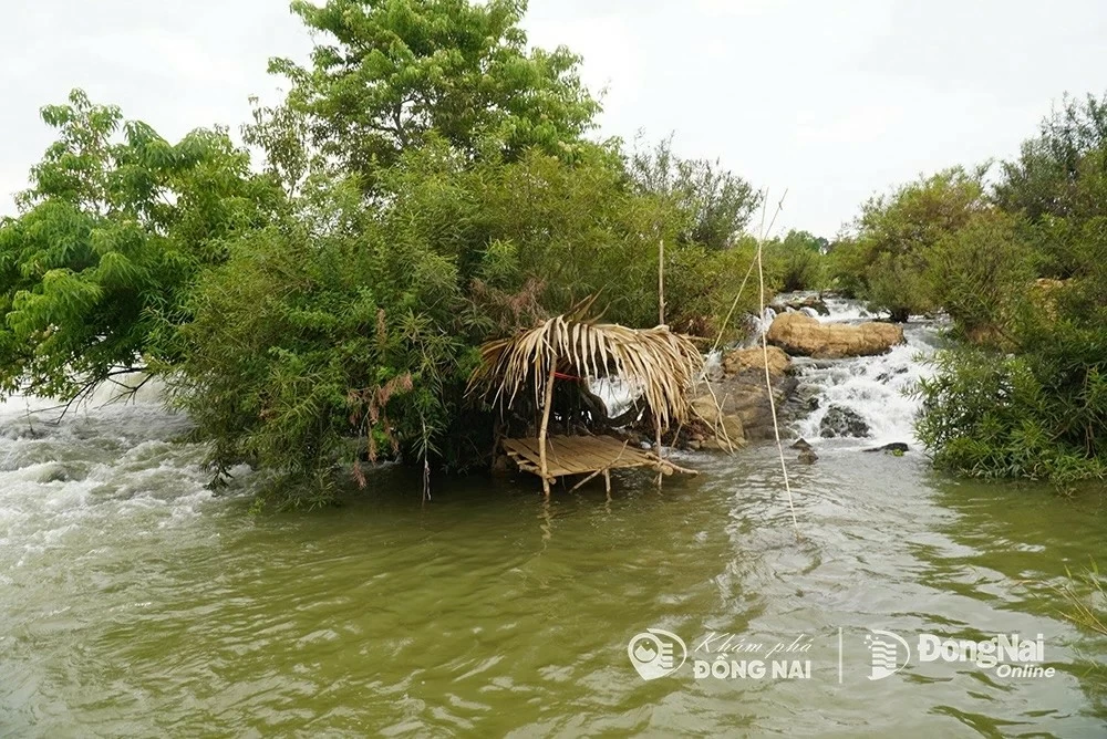 Một chòi lá nhỏ người dân dùng để nghỉ ngơi, câu cá giải trí giữa thác. (Nguồn: Báo Đồng Nai) Một chòi lá nhỏ người dân dùng để nghỉ ngơi, câu cá giải trí giữa thác. (Nguồn: Báo Đồng Nai)