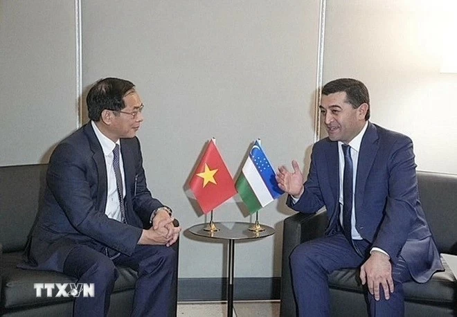 Phó Thủ tướng, Bộ trưởng Bộ Ngoại giao Bùi Thanh Sơn gặp Bộ trưởng Ngoại giao Uzbekistan Bakhtiyor Saidov. Phó Thủ tướng, Bộ trưởng Bộ Ngoại giao Bùi Thanh Sơn gặp Bộ trưởng Ngoại giao Uzbekistan Bakhtiyor Saidov.