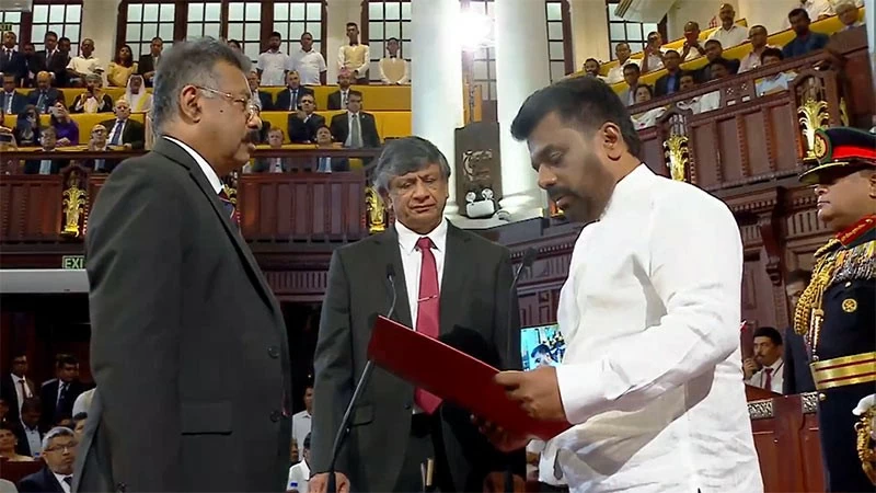 Tân Tổng thống Sri Lanka Anura Kumara Dissanayake (áo trắng) tuyên thệ nhậm chức ngày 23/9 ở thủ đô Colombo. (Nguồn: Onlanka) Tân Tổng thống Sri Lanka Anura Kumara Dissanayake (áo trắng) tuyên thệ nhậm chức ngày 23/9 ở thủ đô Colombo. (Nguồn: Onlanka)