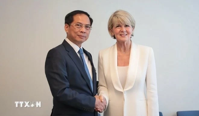 Ngày 22/9, nhân dịp tham dự Hội nghị Thượng đỉnh Tương lai và Phiên thảo luận chung cấp cao Đại hội đồng Liên hợp quốc Khóa 79 tại New York (Hoa Kỳ), Phó Thủ tướng, Bộ trưởng Ngoại giao Bùi Thanh Sơn đã tiếp bà Julie Bishop, Đặc phái viên của Tổng Thư ký Liên hợp quốc về Myanmar. Ngày 22/9, nhân dịp tham dự Hội nghị Thượng đỉnh Tương lai và Phiên thảo luận chung cấp cao Đại hội đồng Liên hợp quốc Khóa 79 tại New York (Hoa Kỳ), Phó Thủ tướng, Bộ trưởng Ngoại giao Bùi Thanh Sơn đã tiếp bà Julie Bishop, Đặc phái viên của Tổng Thư ký Liên hợp quốc về Myanmar.