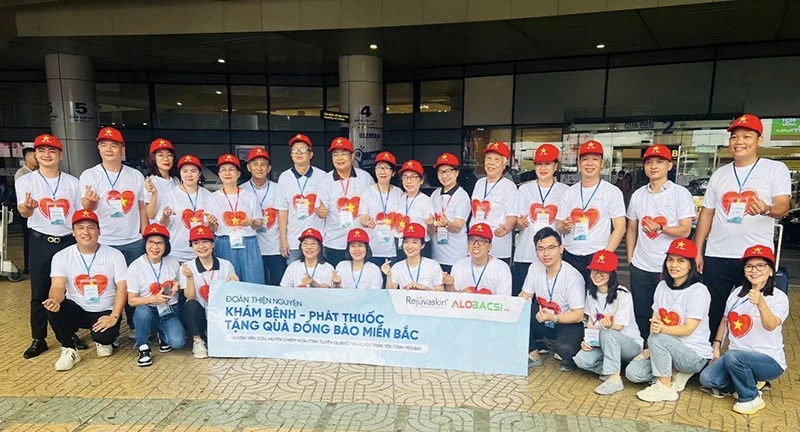 Đoàn thiện nguyện tập trung ở Sân bay Tân Sơn Nhất để cùng nhau đến với đồng bào Miền Bắc Đoàn thiện nguyện tập trung ở Sân bay Tân Sơn Nhất để cùng nhau đến với đồng bào Miền Bắc