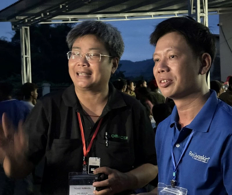 Ông Mai Xuân Dưỡng (áo xanh) và Nhà báo Hồng Tâm – Nhà sáng lập AloBacsi Ông Mai Xuân Dưỡng (áo xanh) và Nhà báo Hồng Tâm – Nhà sáng lập AloBacsi