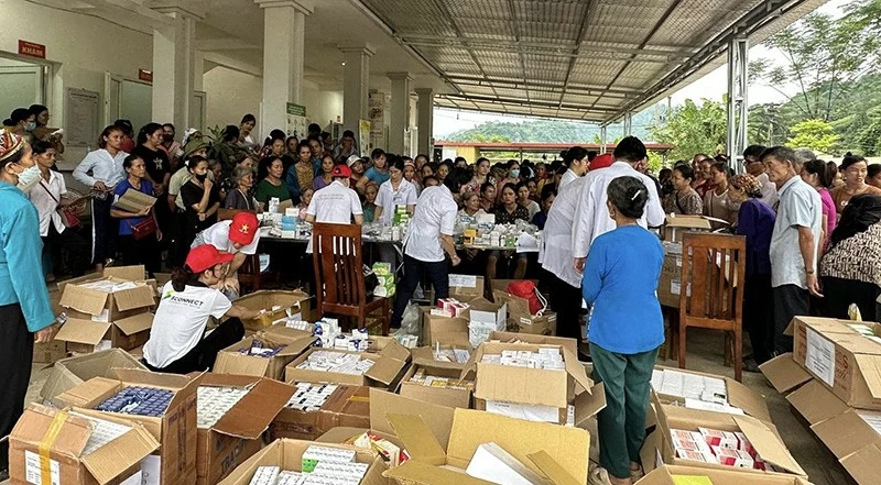 AloBacsi và Rejuvaskin Việt Namkhởi động hành trình trao sức khỏe, trao yêu thương đến bà con miền Bắc tại xã Hùng Lợi, huyện Yên Sơn, tỉnh Tuyên Quang. Ban đầu, đoàn dự kiến khám cho 500 bà con, song con số này đã vượt trên 1.200 người. Đoàn y bác sĩ làm việc miệt mài, không ngừng nghỉ đến hơn 19h tối 22/9 mới xong. AloBacsi và Rejuvaskin Việt Namkhởi động hành trình trao sức khỏe, trao yêu thương đến bà con miền Bắc tại xã Hùng Lợi, huyện Yên Sơn, tỉnh Tuyên Quang. Ban đầu, đoàn dự kiến khám cho 500 bà con, song con số này đã vượt trên 1.200 người. Đoàn y bác sĩ làm việc miệt mài, không ngừng nghỉ đến hơn 19h tối 22/9 mới xong.