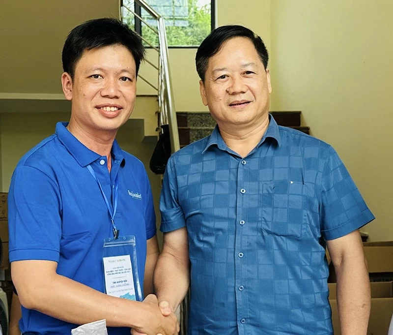Ông Mai Xuân Dưỡng (trái) và Ông La Đăng Tái - PGĐ Sở Y tế tỉnh Tuyên Quang Ông Mai Xuân Dưỡng (trái) và Ông La Đăng Tái - PGĐ Sở Y tế tỉnh Tuyên Quang