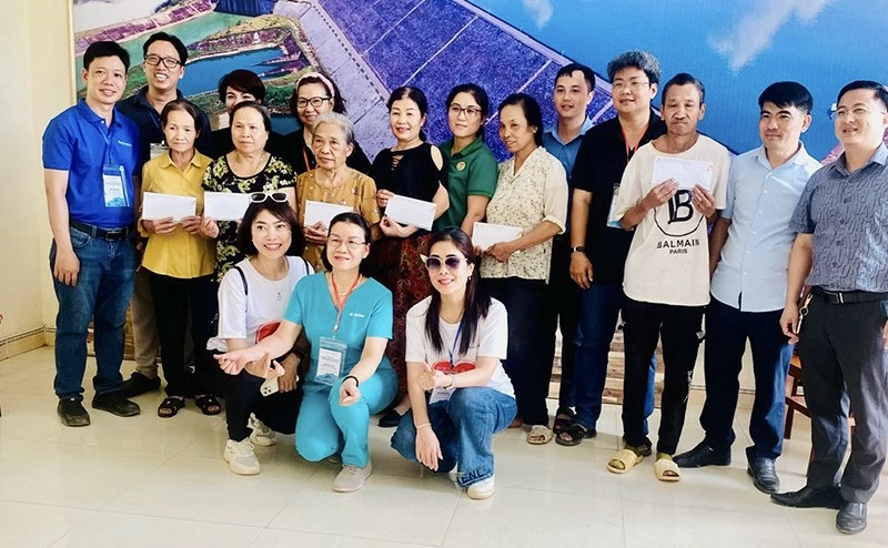 Đoàn thiện nguyện, các gia đình và ông Nguyễn Văn Mạnh - PCT Thị trấn Na Hang, Ông Trần Tuấn Bình - GĐ Trung tâm Y tế huyện Na Hang Đoàn thiện nguyện, các gia đình và ông Nguyễn Văn Mạnh - PCT Thị trấn Na Hang, Ông Trần Tuấn Bình - GĐ Trung tâm Y tế huyện Na Hang