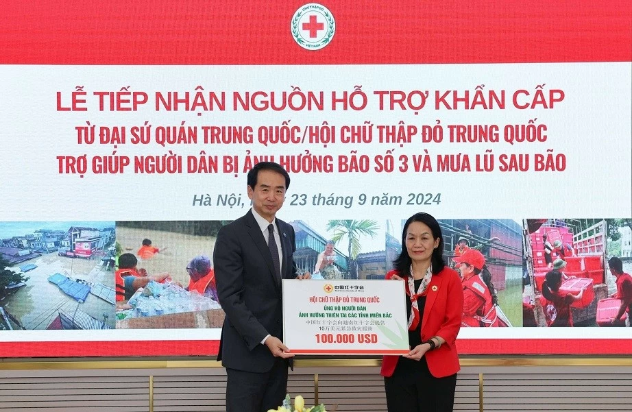 Tiếp nhận 100.000 USD từ Đại sứ quán Trung Quốc hỗ trợ người dân bị ảnh hưởng bởi bão số 3 và mưa lũ sau bão Tiếp nhận 100.000 USD từ Đại sứ quán Trung Quốc hỗ trợ người dân bị ảnh hưởng bởi bão số 3 và mưa lũ sau bão