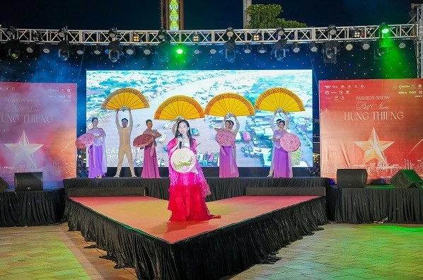 Giọng ca 11 tuổi gây ấn tượng với ca khúc ca ngợi quê hương đất nước Giọng ca 11 tuổi gây ấn tượng với ca khúc ca ngợi quê hương đất nước
