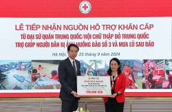 Tiếp nhận 100.000 USD từ Đại sứ quán Trung Quốc hỗ trợ người dân bị ảnh hưởng bởi bão số 3 và mưa lũ sau bão