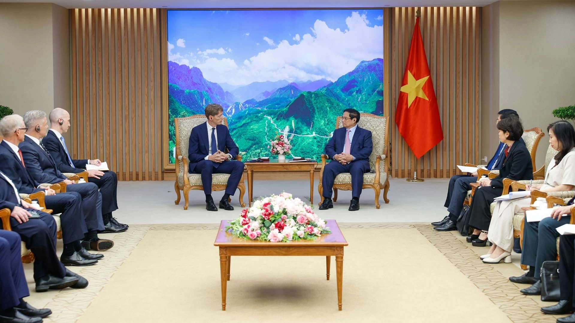 Thủ tướng Phạm Minh Chính tiếp ông Robert Maersk Uggla - Chủ tịch Tập đoàn A.P.Moller Holding (APM Holding) kiêm Chủ tịch Maersk. (Nguồn: VGP) Thủ tướng Phạm Minh Chính tiếp ông Robert Maersk Uggla - Chủ tịch Tập đoàn A.P.Moller Holding (APM Holding) kiêm Chủ tịch Maersk. (Nguồn: VGP)