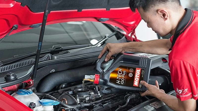Nên thay thế toàn bộ các loại dầu nhớt, mỡ bôi trơn trên ô tô sau khi xử lý ngập nước. (Nguồn: Motul) Nên thay thế toàn bộ các loại dầu nhớt, mỡ bôi trơn trên ô tô sau khi xử lý ngập nước. (Nguồn: Motul)