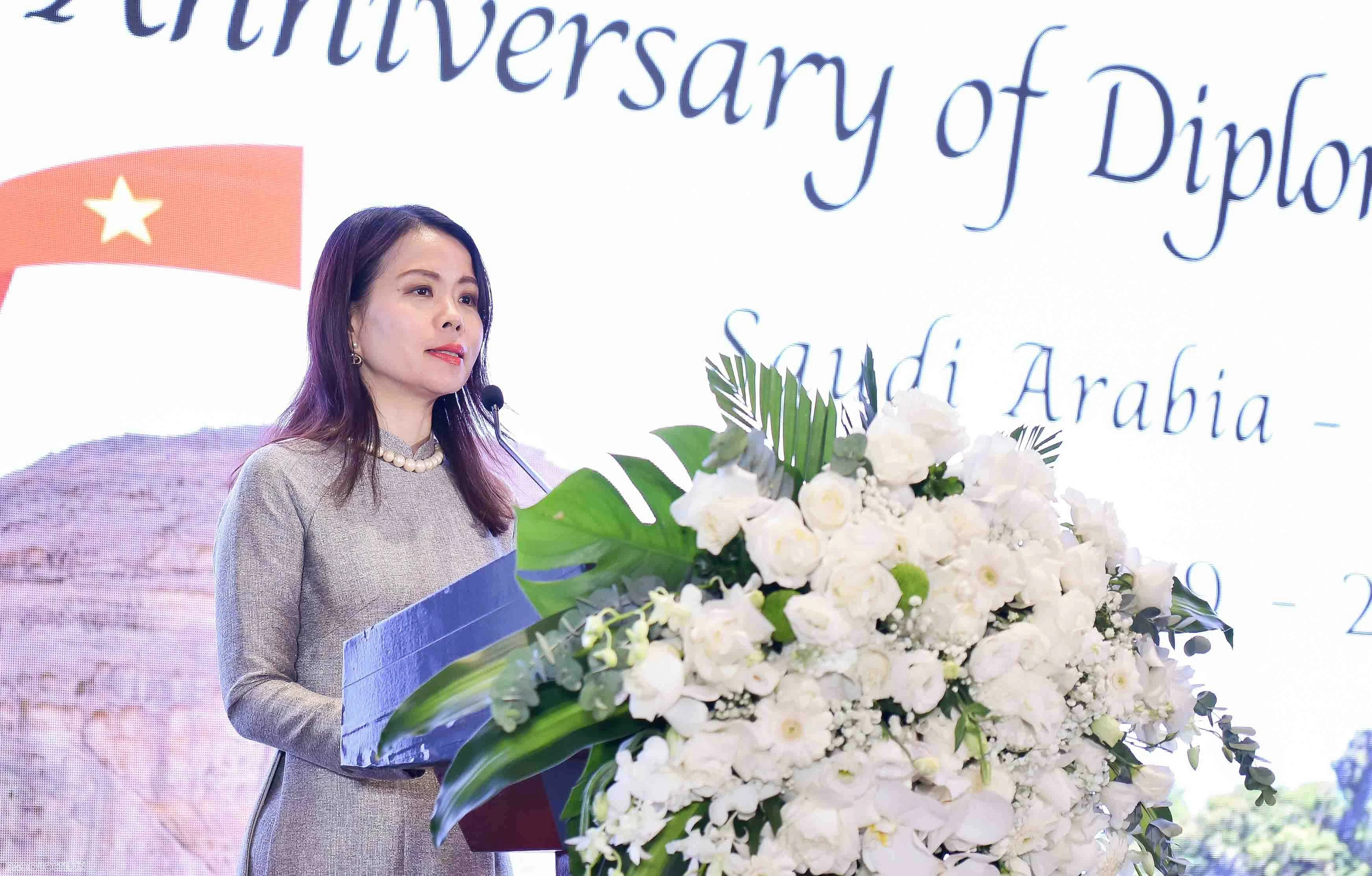 Lễ kỷ niệm lần thứ 94 ngày Quốc khánh Vương quốc Saudi Arabia và Lễ kỷ niệm 25 năm ngày thiết lập quan hệ ngoại giao Việt Nam-Saudi Arabia. Lễ kỷ niệm lần thứ 94 ngày Quốc khánh Vương quốc Saudi Arabia và Lễ kỷ niệm 25 năm ngày thiết lập quan hệ ngoại giao Việt Nam-Saudi Arabia.