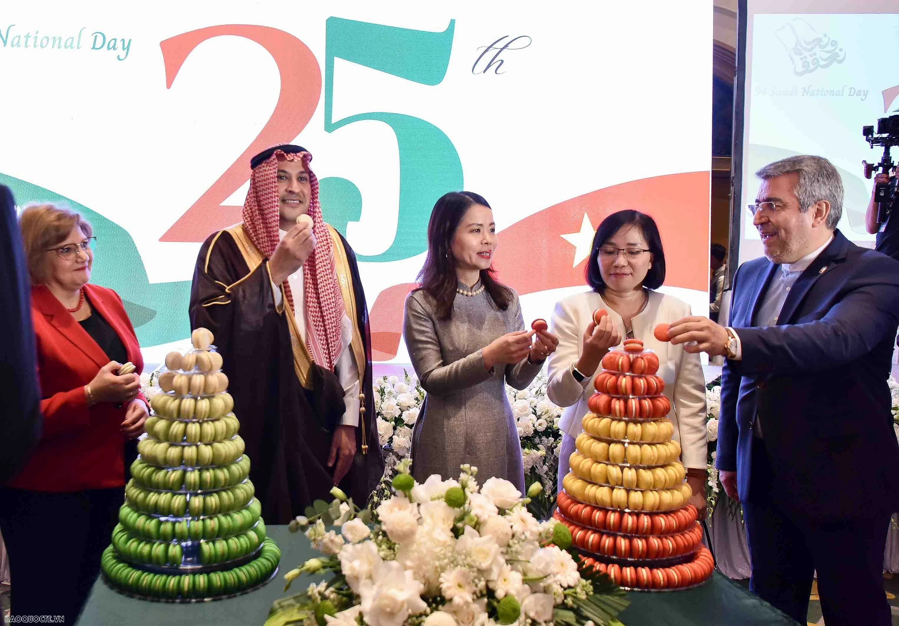 Lễ kỷ niệm lần thứ 94 ngày Quốc khánh Vương quốc Saudi Arabia và Lễ kỷ niệm 25 năm ngày thiết lập quan hệ ngoại giao Việt Nam-Saudi Arabia. Lễ kỷ niệm lần thứ 94 ngày Quốc khánh Vương quốc Saudi Arabia và Lễ kỷ niệm 25 năm ngày thiết lập quan hệ ngoại giao Việt Nam-Saudi Arabia.
