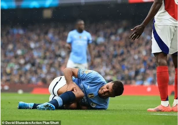 Tiền vệ trụ cột Man City, Rodri ôm chân la hét sau pha va chạm với Partey. Tiền vệ trụ cột Man City, Rodri ôm chân la hét sau pha va chạm với Partey.