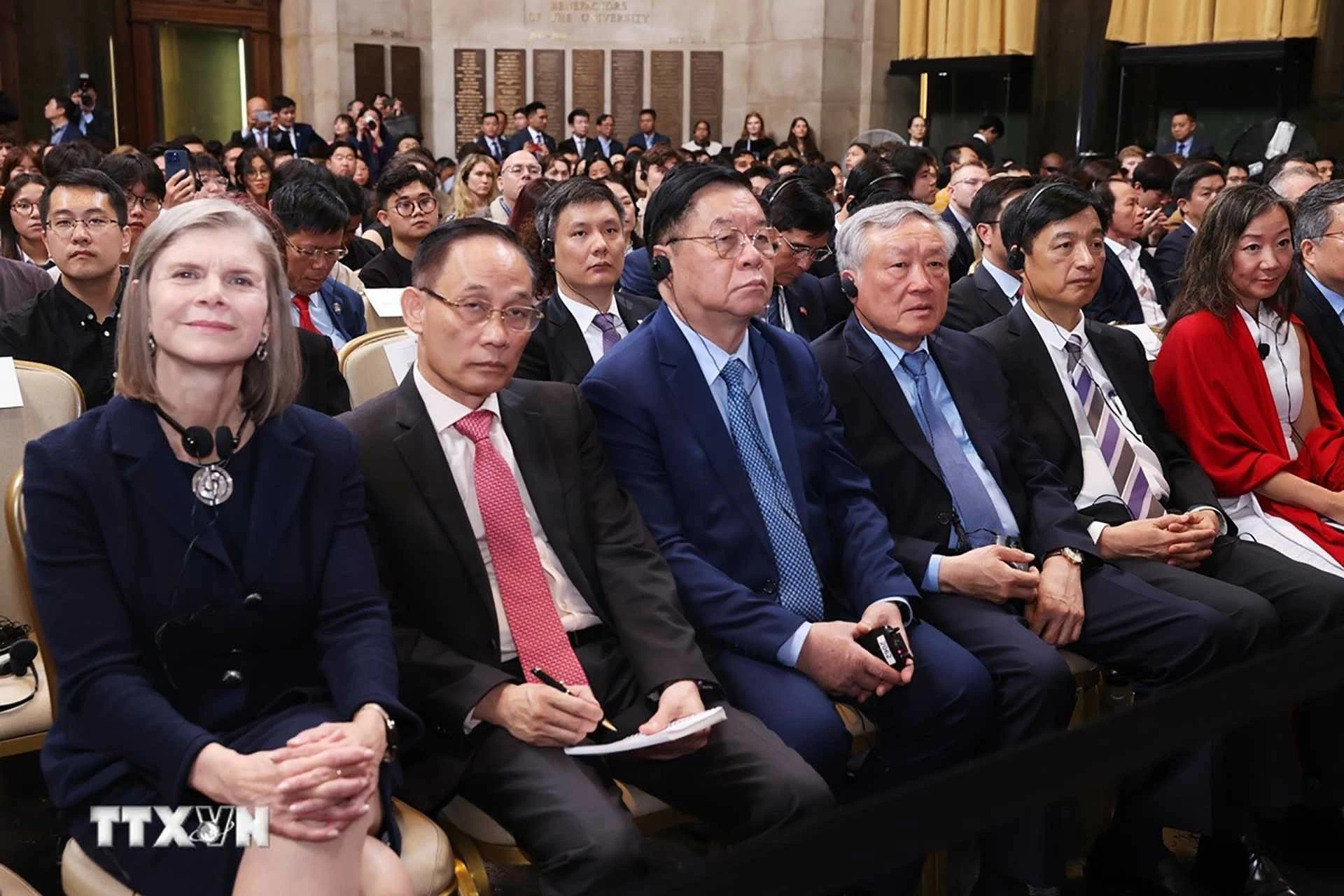 Các đại biểu Việt Nam và Hoa Kỳ theo dõi bài phát biểu của Tổng Bí thư, Chủ tịch nước Tô Lâm. (Nguồn: TTXVN) Các đại biểu Việt Nam và Hoa Kỳ theo dõi bài phát biểu của Tổng Bí thư, Chủ tịch nước Tô Lâm. (Nguồn: TTXVN)