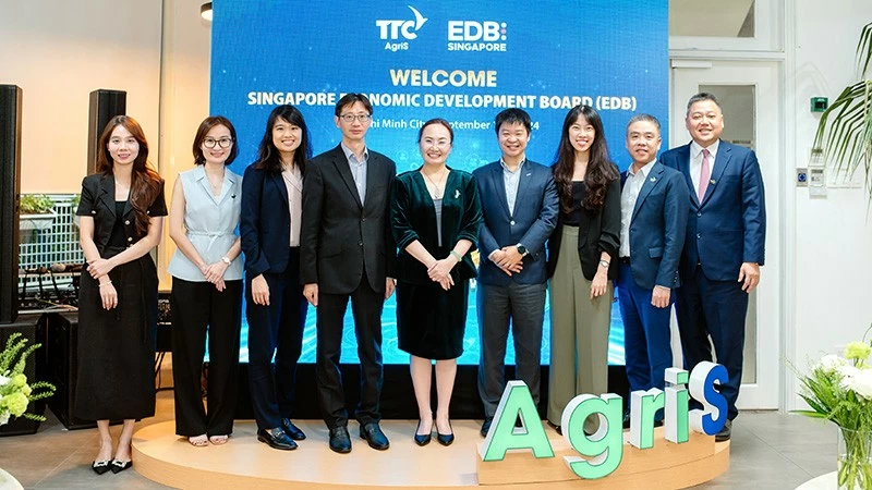 Chủ tịch HDQT TTC AgriS – Bà Đặng Huỳnh Ức My (giữa) đã có buổi gặp gỡ chiến lược với Ban Phát Triển Kinh Tế Singapore (EDB) gồm Ông Pee Beng Kong – Phó Chủ tịch điều hành (thứ 4 từ trái qua), ông Ông Herman Loh – Phó Chủ tịch cấp cao kiêm Giám đốc khu vực Đông Nam Á và Châu Đại Dương; Trung Đông, Nam Á và Châu Phi (thứ 4 từ phải qua) và nhân sự cấp cao của 2 bên. Chủ tịch HDQT TTC AgriS – Bà Đặng Huỳnh Ức My (giữa) đã có buổi gặp gỡ chiến lược với Ban Phát Triển Kinh Tế Singapore (EDB) gồm Ông Pee Beng Kong – Phó Chủ tịch điều hành (thứ 4 từ trái qua), ông Ông Herman Loh – Phó Chủ tịch cấp cao kiêm Giám đốc khu vực Đông Nam Á và Châu Đại Dương; Trung Đông, Nam Á và Châu Phi (thứ 4 từ phải qua) và nhân sự cấp cao của 2 bên.