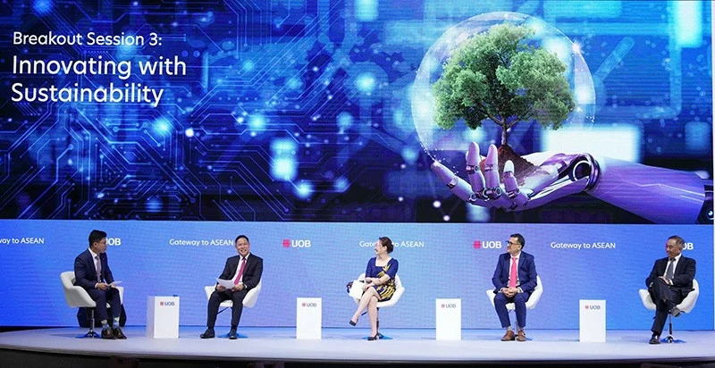 Bà Ức My cùng lãnh đạo cấp cao các tập đoàn Coca - Cola Vietnam, DHL Express, Schneider Electric và ngân hàng UOB tham gia thảo luận về những giải pháp đổi mới sáng tạo với tính bền vững. Bà Ức My cùng lãnh đạo cấp cao các tập đoàn Coca - Cola Vietnam, DHL Express, Schneider Electric và ngân hàng UOB tham gia thảo luận về những giải pháp đổi mới sáng tạo với tính bền vững.