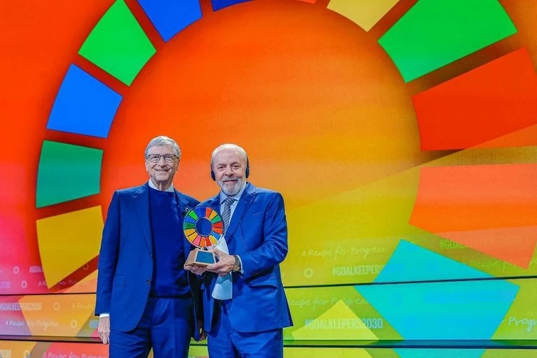 Tỷ phú Bill Gates vinh danh Tổng thống Brazil Luiz Inacio Lula da Silva tại sự kiện Goalkeepers toàn cầu năm 2024 diễn ra tại thành phố New York (Mỹ) ngày 23/9/2024. (Nguồn: PR) Tỷ phú Bill Gates vinh danh Tổng thống Brazil Luiz Inacio Lula da Silva tại sự kiện Goalkeepers toàn cầu năm 2024 diễn ra tại thành phố New York (Mỹ) ngày 23/9/2024. (Nguồn: PR)