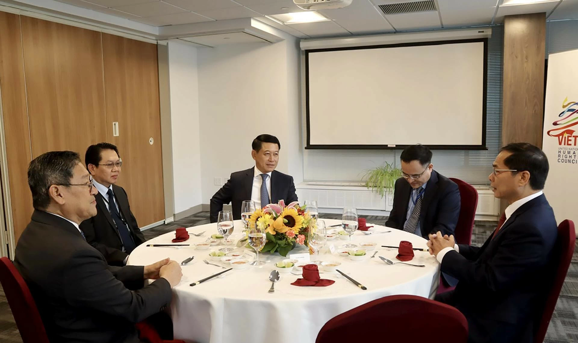 Ba Phó Thủ tướng, Bộ trưởng Ngoại giao Việt Nam-Lào-Campuchia gặp gỡ nhân dịp khóa họp lần thứ 79 Đại hội đồng Liên hợp quốc Ba Phó Thủ tướng, Bộ trưởng Ngoại giao Việt Nam-Lào-Campuchia gặp gỡ nhân dịp khóa họp lần thứ 79 Đại hội đồng Liên hợp quốc