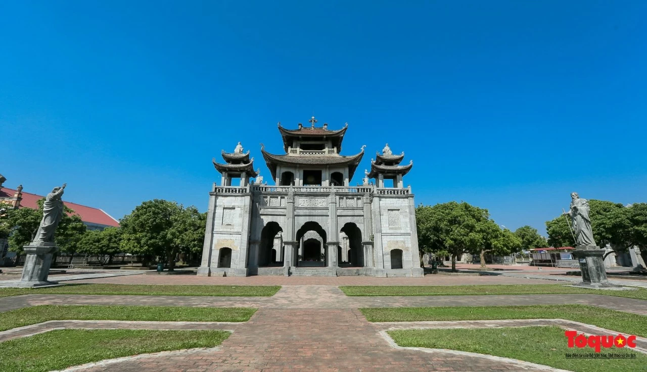 Phương Đình gồm 3 tầng được dựng lên bởi những phiến đá lớn, có kết cấu tam quan thường thấy trong kiến trúc của người Việt. Phương Đình gồm 3 tầng được dựng lên bởi những phiến đá lớn, có kết cấu tam quan thường thấy trong kiến trúc của người Việt.