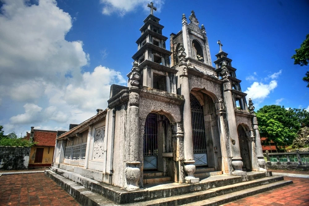 nhà thờ làm hoàn toàn bằng đá, từ nền, tường, cột, chấn song cửa với các phù điêu trang trí rất sinh động... Nhà thờ này được khởi công xây dựng từ năm 1883 với tên nguyên thủy là Nhà nguyện Trái tim Vô nhiễm nguyên tội Đức Mẹ. nhà thờ làm hoàn toàn bằng đá, từ nền, tường, cột, chấn song cửa với các phù điêu trang trí rất sinh động... Nhà thờ này được khởi công xây dựng từ năm 1883 với tên nguyên thủy là Nhà nguyện Trái tim Vô nhiễm nguyên tội Đức Mẹ.