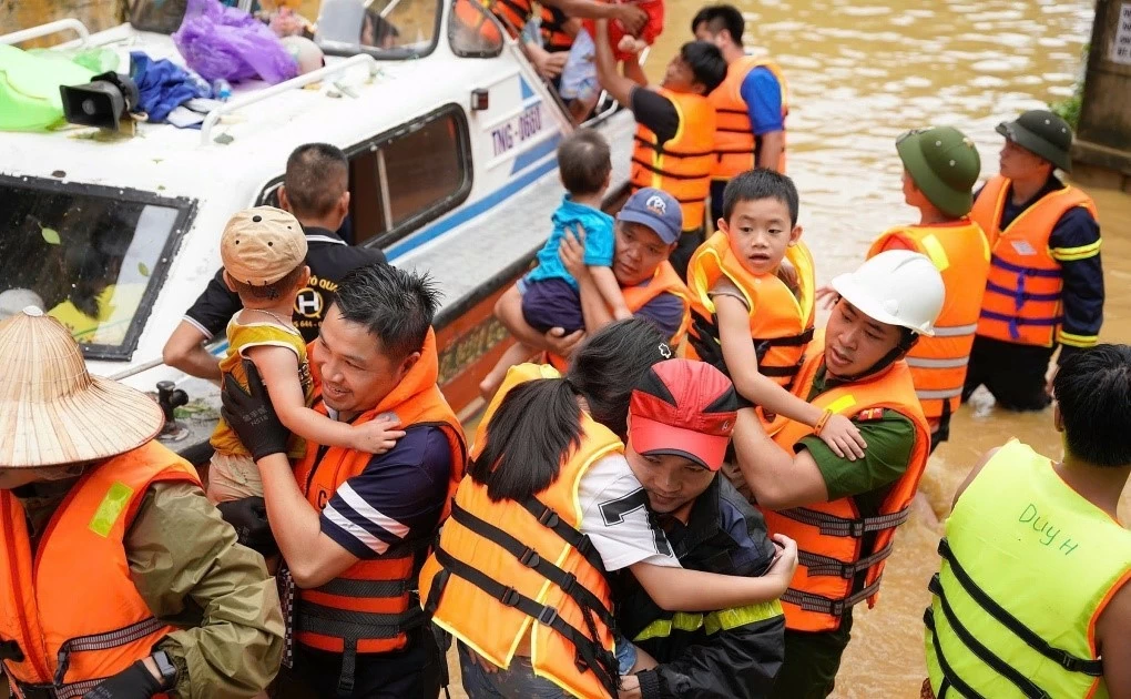 Tiến sĩ Hồ Lâm Giang: 'Chữa lành' tinh thần cho trẻ sau thiên tai Tiến sĩ Hồ Lâm Giang: 'Chữa lành' tinh thần cho trẻ sau thiên tai