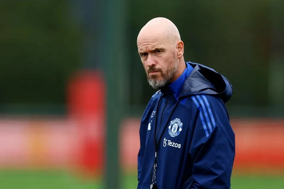HLV Erik ten Hag ngẫu hứng biểu diễn kỹ thuật tâng bóng, cổ động viên MU thán phục HLV Erik ten Hag ngẫu hứng biểu diễn kỹ thuật tâng bóng, cổ động viên MU thán phục