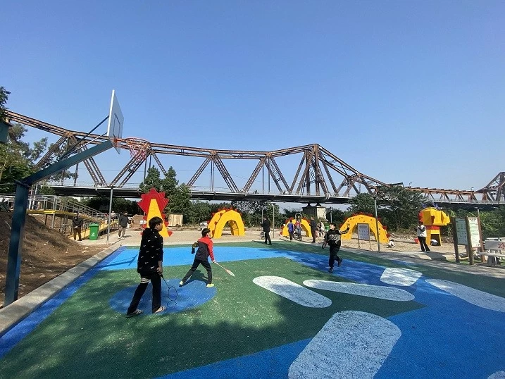 Tour nghệ thuật tại bờ vở sông Hồng: Biến rác thành tác phẩm nghệ thuật Tour nghệ thuật tại bờ vở sông Hồng: Biến rác thành tác phẩm nghệ thuật