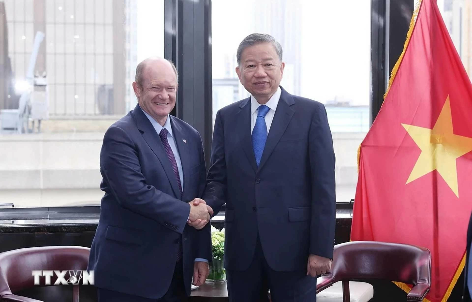 Tổng Bí thư, Chủ tịch nước Tô Lâm tiếp Thượng nghị sĩ Hoa Kỳ Chris Coons. (Nguồn: TTXVN) Tổng Bí thư, Chủ tịch nước Tô Lâm tiếp Thượng nghị sĩ Hoa Kỳ Chris Coons. (Nguồn: TTXVN)
