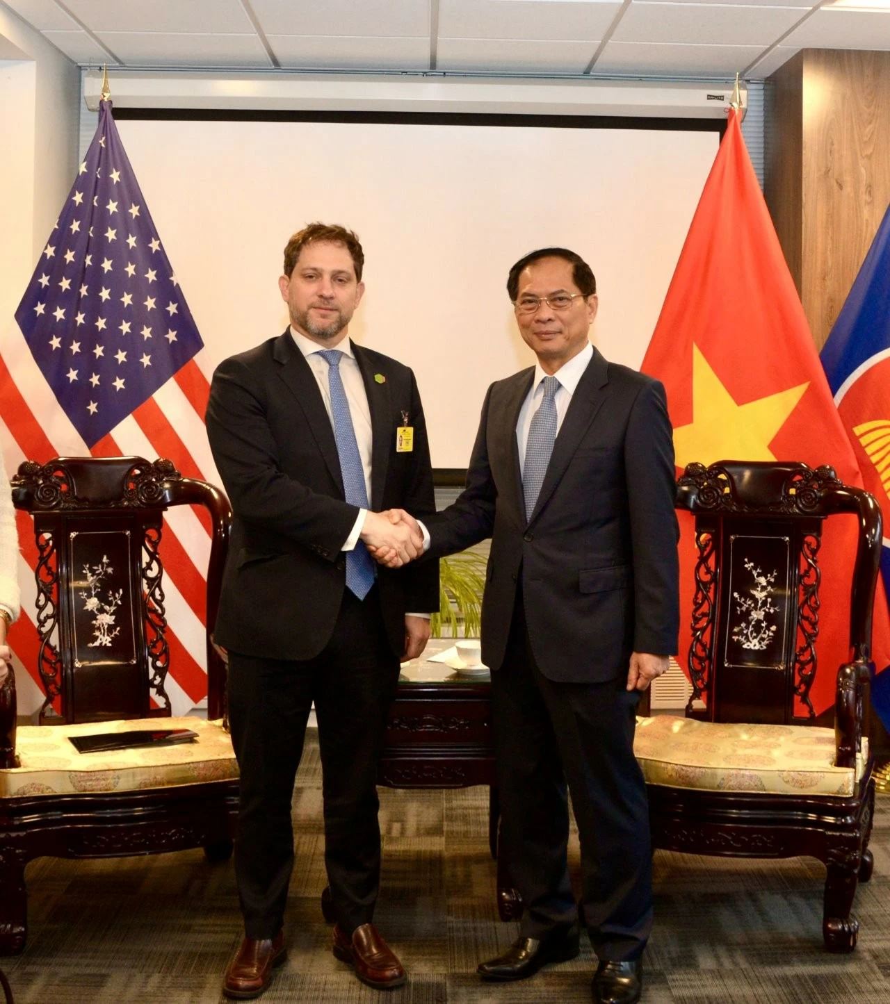 Phó Thủ tướng, Bộ trưởng Ngoại giao Bùi Thanh Sơn gặp Phó Cố vấn An ninh quốc gia Hoa Kỳ Jonathan Finer Phó Thủ tướng, Bộ trưởng Ngoại giao Bùi Thanh Sơn gặp Phó Cố vấn An ninh quốc gia Hoa Kỳ Jonathan Finer