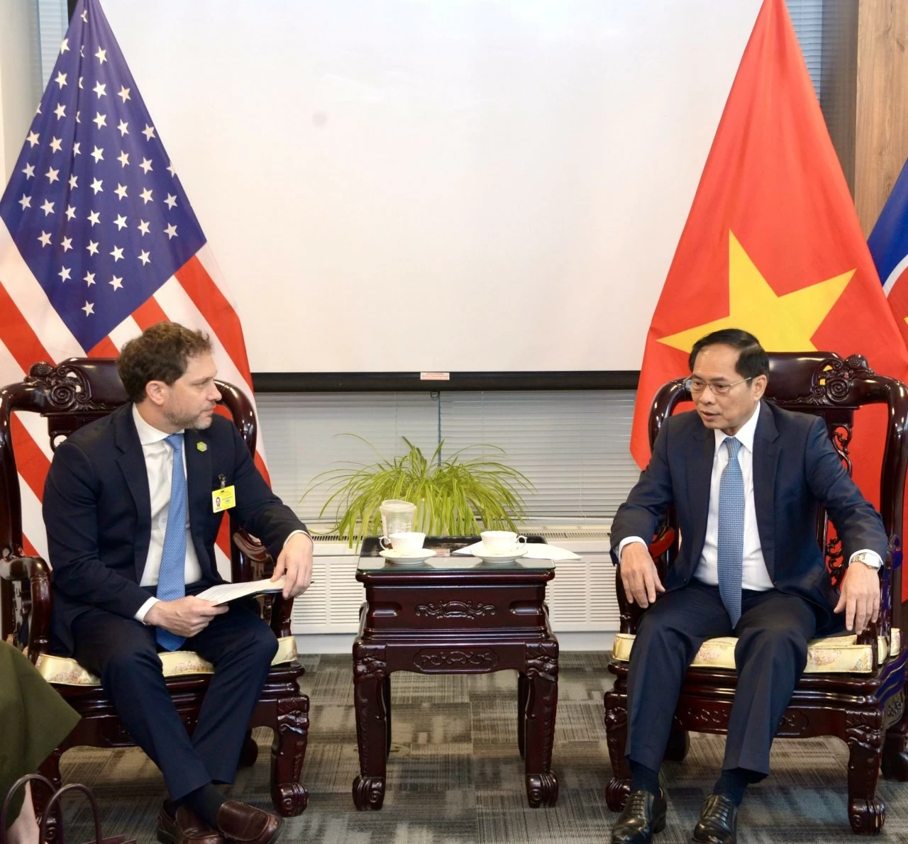 Phó Thủ tướng, Bộ trưởng Ngoại giao Bùi Thanh Sơn đã có cuộc gặp với Phó Cố vấn An ninh Quốc gia Hoa Kỳ Jonathan Finer. Phó Thủ tướng, Bộ trưởng Ngoại giao Bùi Thanh Sơn đã có cuộc gặp với Phó Cố vấn An ninh Quốc gia Hoa Kỳ Jonathan Finer.