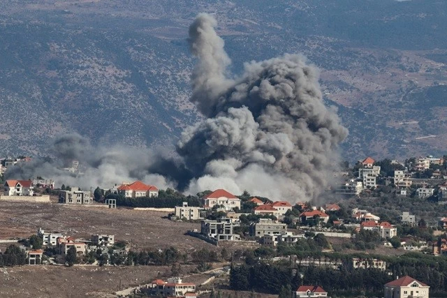 Khói bốc lên từ hiện trường vụ không kích của Israel nhằm vào ngôi làng Khiam, miền nam Lebanon vào ngày 25 tháng 9 năm 2024 (ảnh AFP) Khói bốc lên từ hiện trường vụ không kích của Israel nhằm vào ngôi làng Khiam, miền nam Lebanon vào ngày 25 tháng 9 năm 2024 (ảnh AFP)