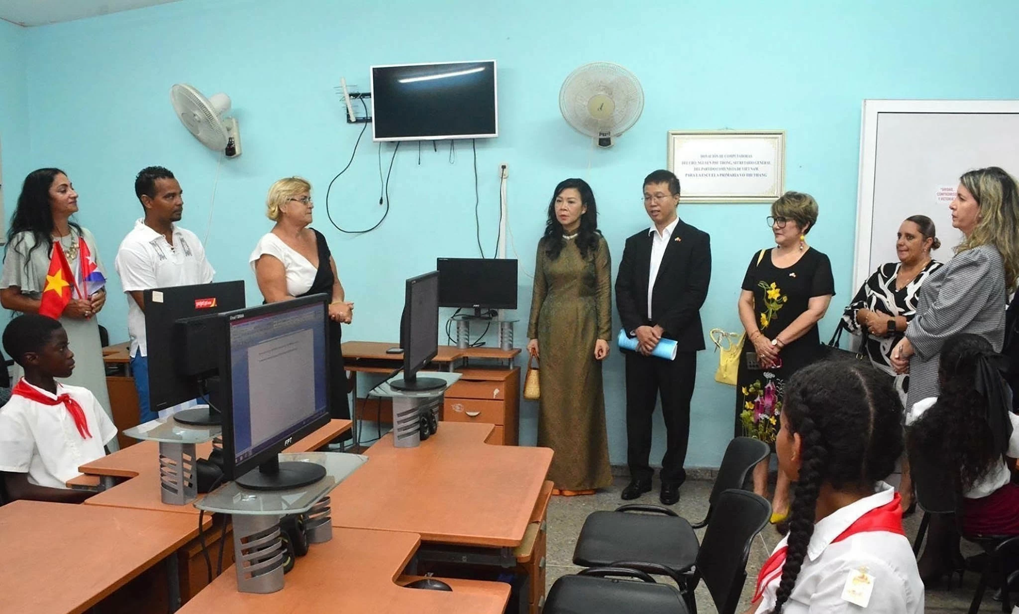 Phu nhân Tổng Bí thư, Chủ tịch nước thăm trường Tiểu học Võ Thị Thắng ở La Habana Phu nhân Tổng Bí thư, Chủ tịch nước thăm trường Tiểu học Võ Thị Thắng ở La Habana