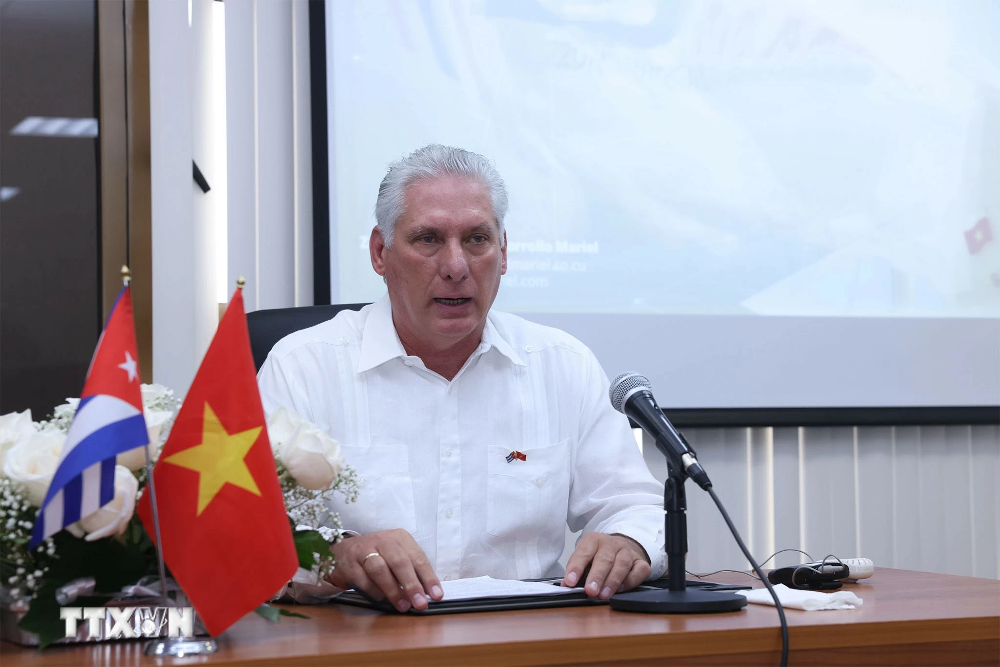 Bí thư thứ nhất Đảng Cộng sản Cuba, Chủ tịch nước Cuba Miguel Diaz Canel Bermudez phát biểu tại cuộc gặp gỡ các nhà đầu tư vào Đặc khu phát triển Mariel, trong đó có doanh nghiệp Việt Nam. (Nguồn: TTXVN) Bí thư thứ nhất Đảng Cộng sản Cuba, Chủ tịch nước Cuba Miguel Diaz Canel Bermudez phát biểu tại cuộc gặp gỡ các nhà đầu tư vào Đặc khu phát triển Mariel, trong đó có doanh nghiệp Việt Nam. (Nguồn: TTXVN)