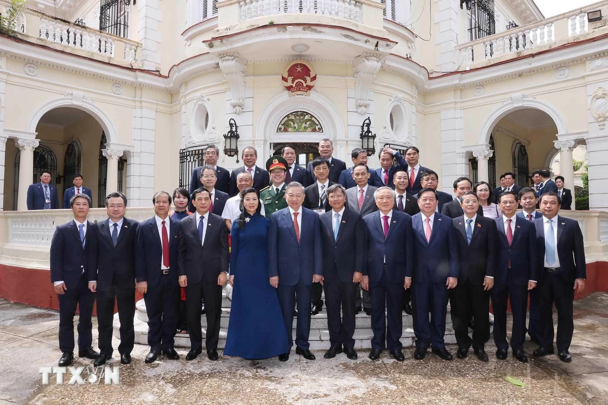 Tổng Bí thư, Chủ tịch nước Tô Lâm và Phu nhân cùng đoàn đại biểu cấp cao Việt Nam với cán bộ, nhân viên Đại sứ quán Việt Nam tại Cuba. (Nguồn: TTXVN) Tổng Bí thư, Chủ tịch nước Tô Lâm và Phu nhân cùng đoàn đại biểu cấp cao Việt Nam với cán bộ, nhân viên Đại sứ quán Việt Nam tại Cuba. (Nguồn: TTXVN)