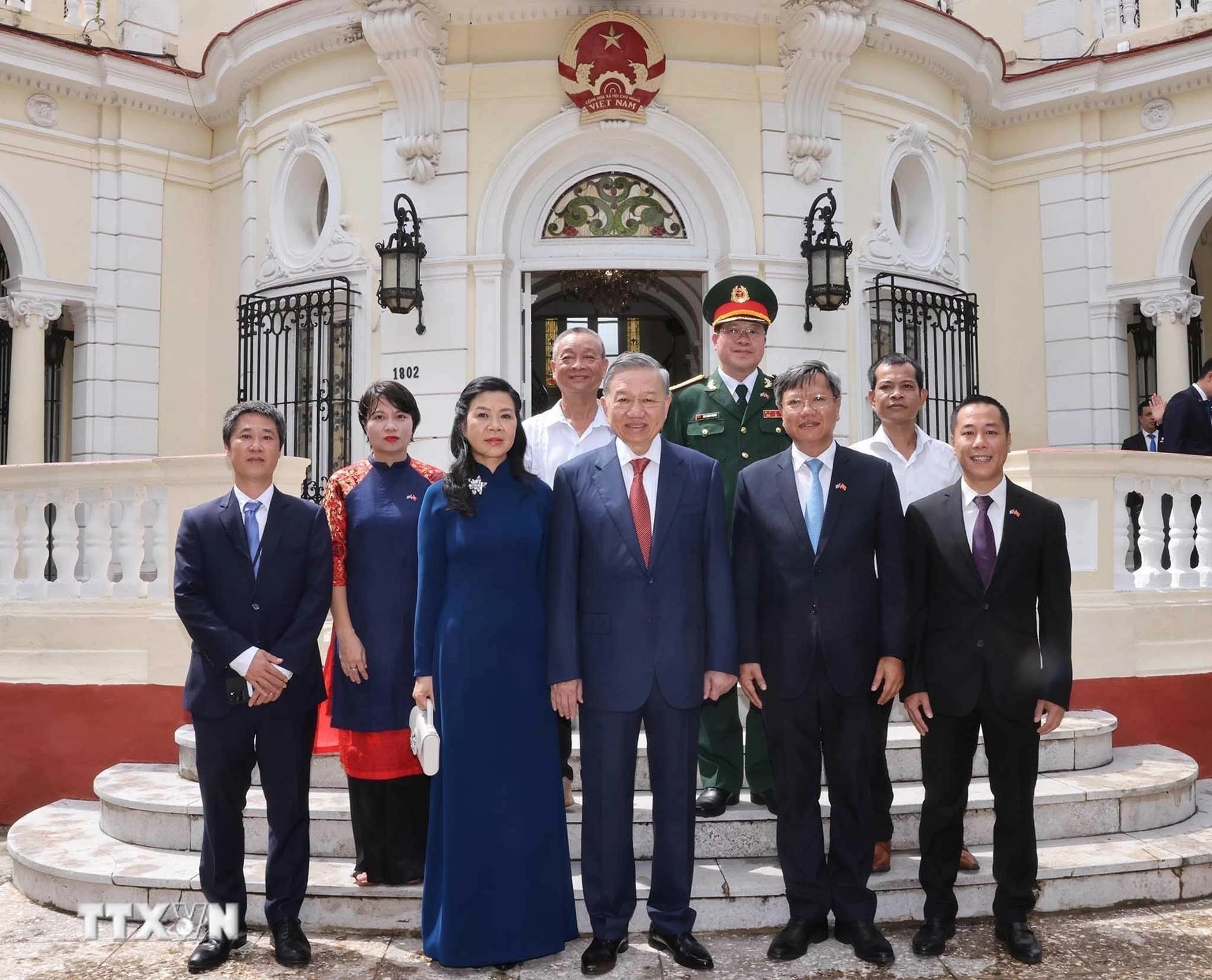 Tổng Bí thư, Chủ tịch nước Tô Lâm và Phu nhân với cán bộ, nhân viên Đại sứ quán Việt Nam tại Cuba. (Nguồn: TTXVN) Tổng Bí thư, Chủ tịch nước Tô Lâm và Phu nhân với cán bộ, nhân viên Đại sứ quán Việt Nam tại Cuba. (Nguồn: TTXVN)