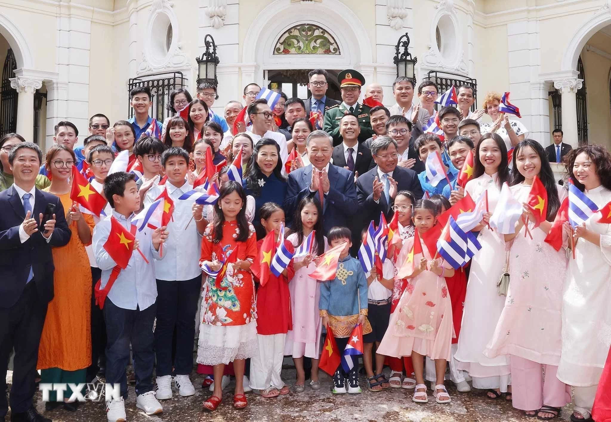 Tổng Bí thư, Chủ tịch nước Tô Lâm và Phu nhân với cán bộ, nhân viên Đại sứ quán và cộng đồng người Việt Nam tại Cuba. (Nguồn: TTXVN) Tổng Bí thư, Chủ tịch nước Tô Lâm và Phu nhân với cán bộ, nhân viên Đại sứ quán và cộng đồng người Việt Nam tại Cuba. (Nguồn: TTXVN)